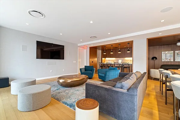 Sold by Voro, LLC | media 17