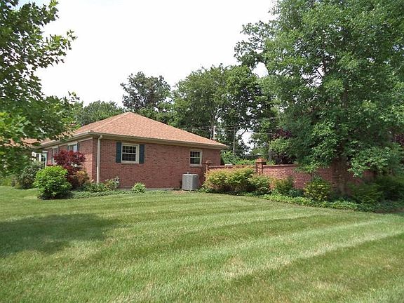 3rd image of 801 Rosewood Dr