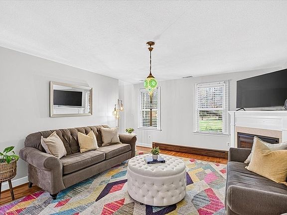 5th image of 395 Prospect St