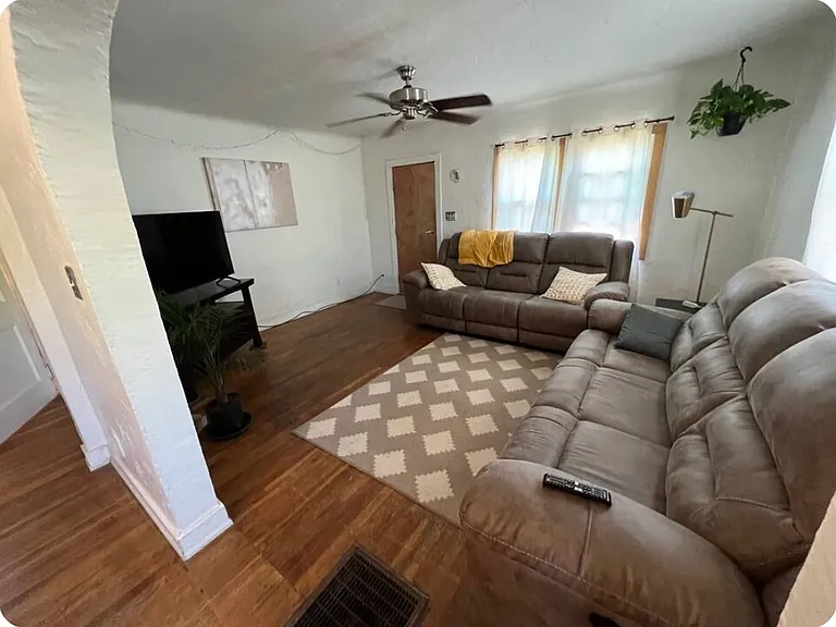 1316 Los Tomases Dr NW — Photo 1