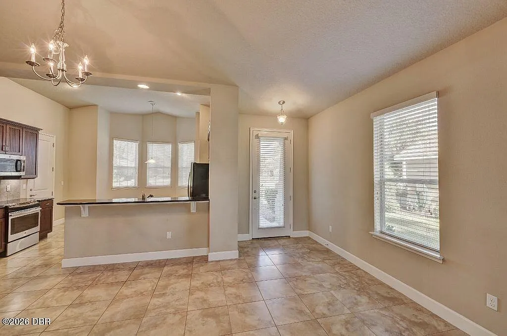 3 bed, 2.0 bath, 1815 sqft, $3,000 — Photo 2