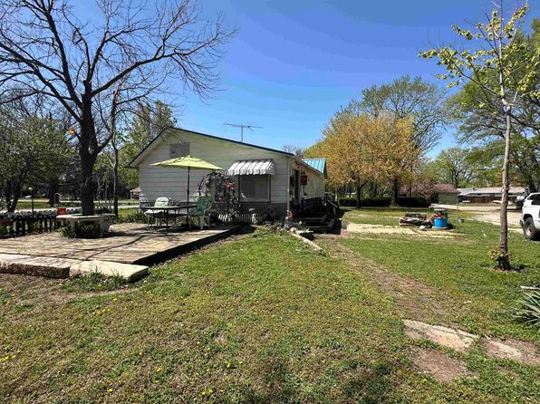 718 S Elm St, Douglass, KS 67039