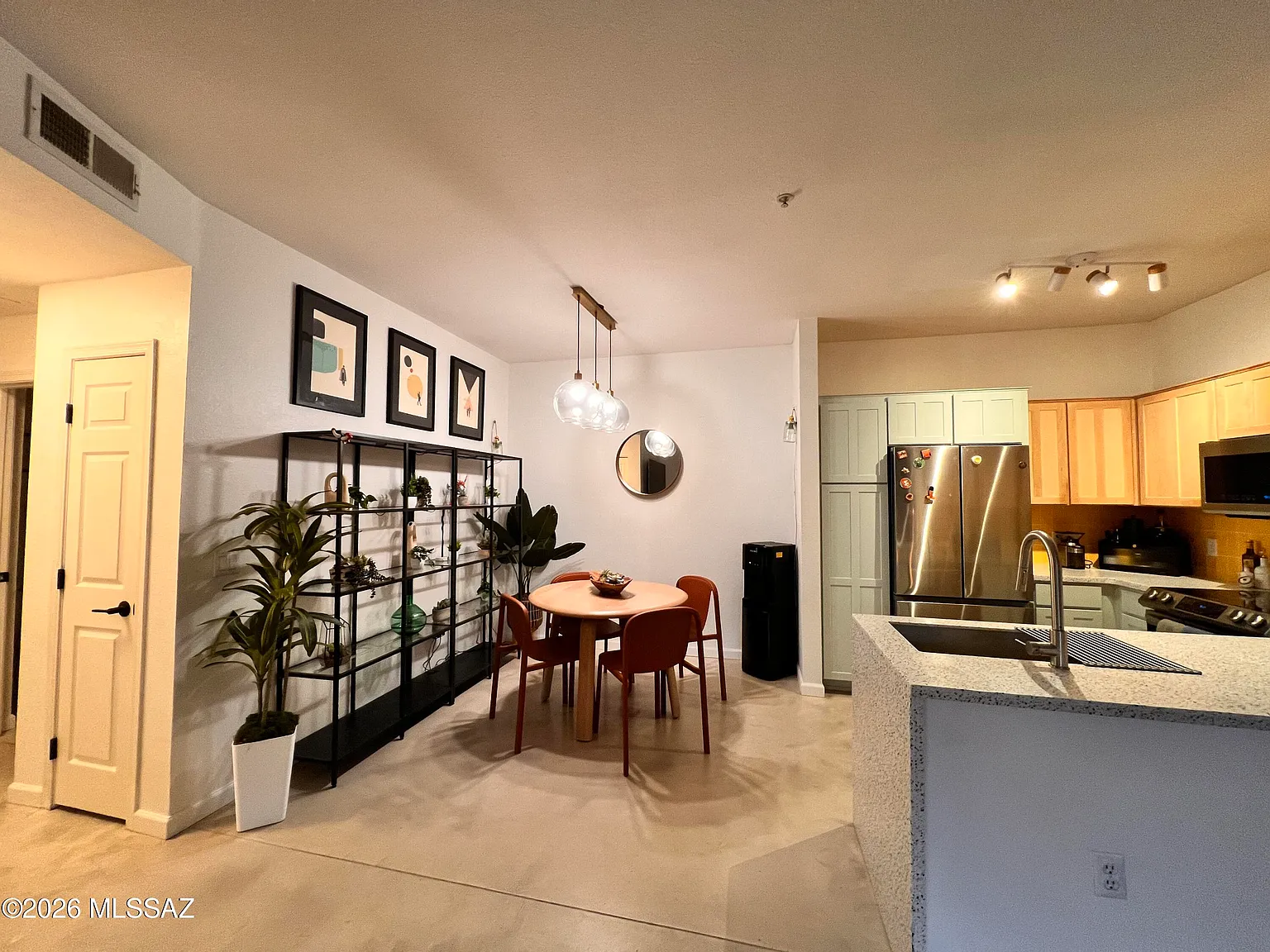 2 bed, 1.0 bath, 929 sqft, $1,550 — Photo 1