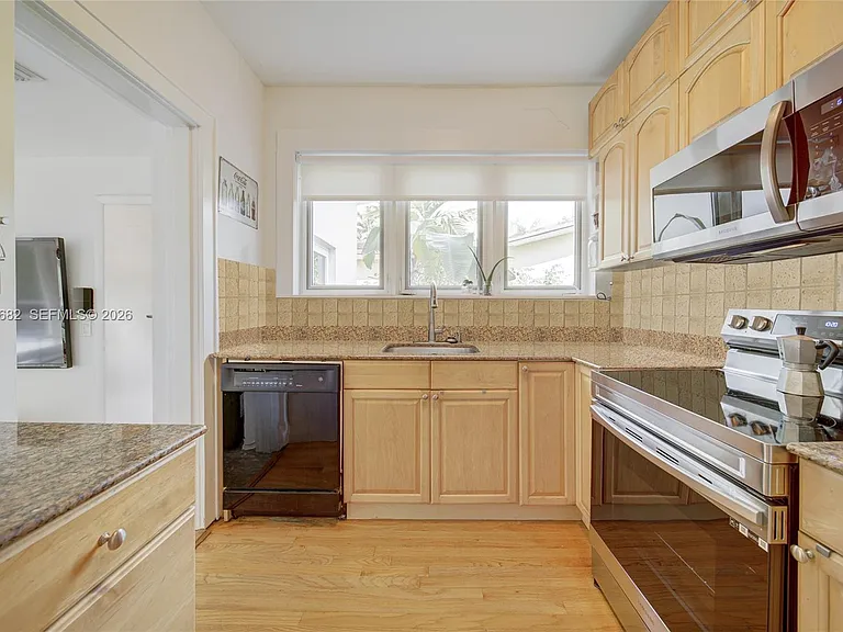 1212 Medina Ave — Photo 14