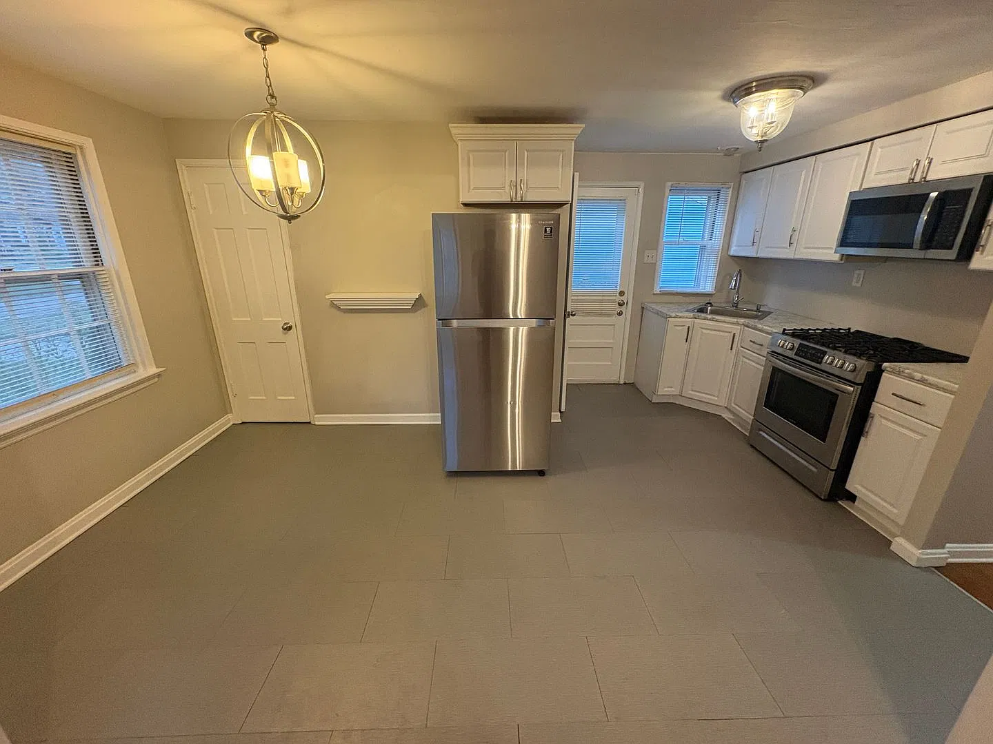 Charming, Updated 2 Bed/ 1 Bath — Photo 2