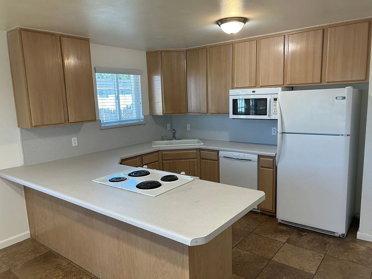 4 Bedroom 2 Bathroom Home in Magna — Photo 4
