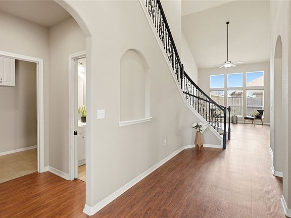 3rd image of 2118 Cardinales Ln