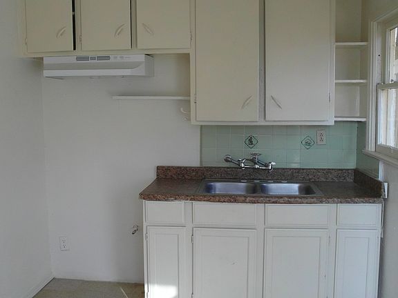 4th image of 1249 E Yale Ave
