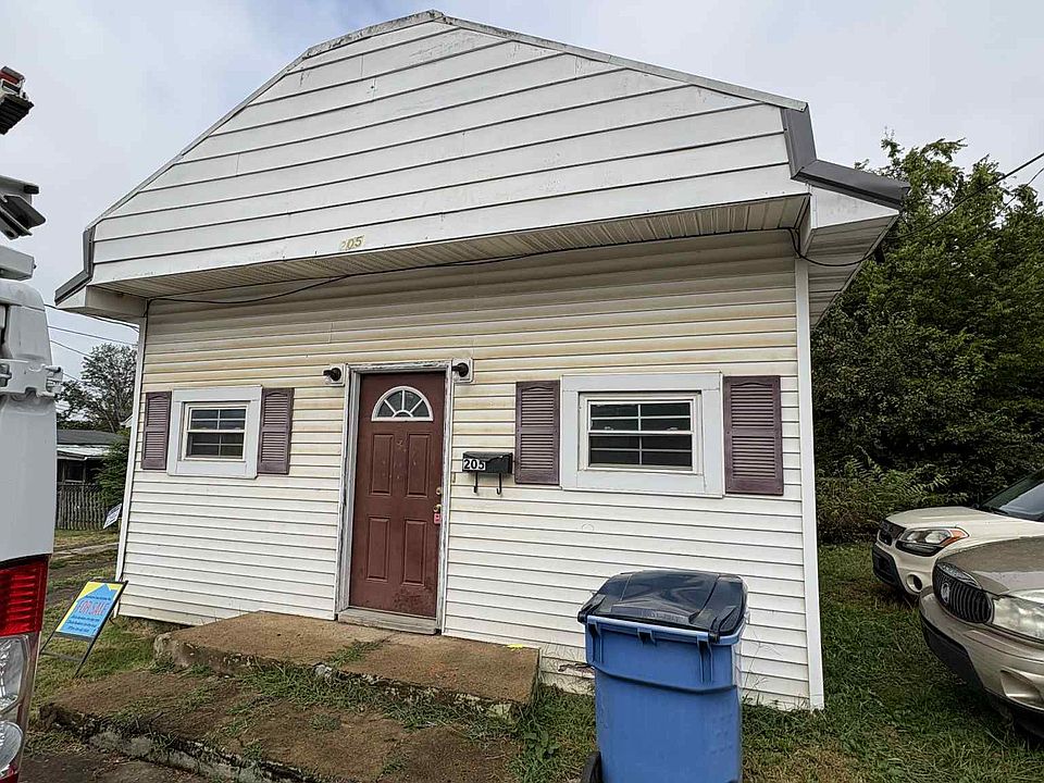 1st image of 205 Leslie St