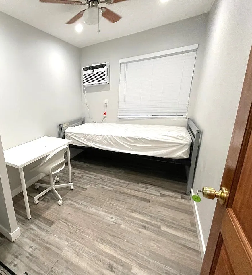 8 bed, 2000 sqft, $800 — Photo 1