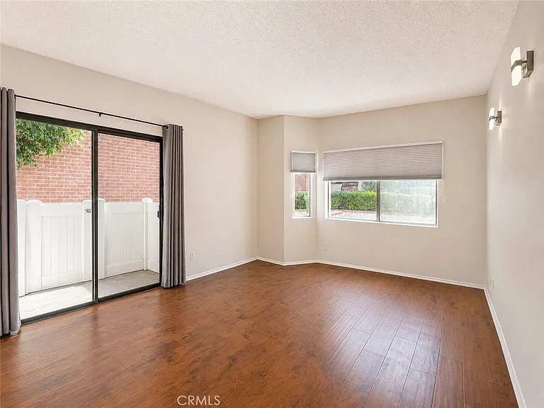 17914 Magnolia Blvd #128 — Photo 10