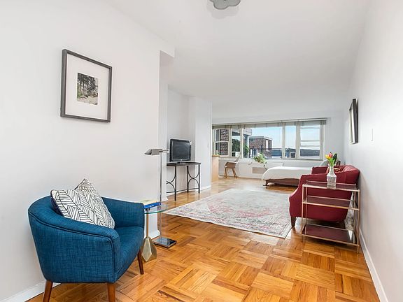2nd image of 900 W 190th St APT 15-A
