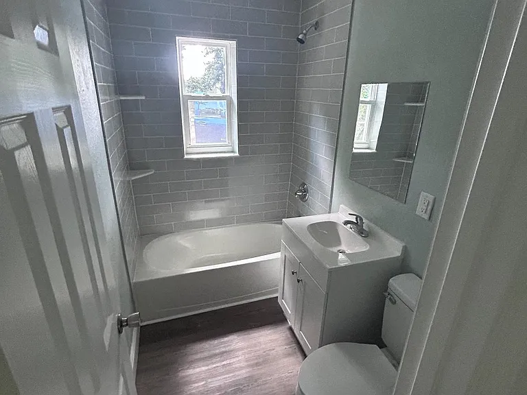 1009 W Washington St — Photo 2