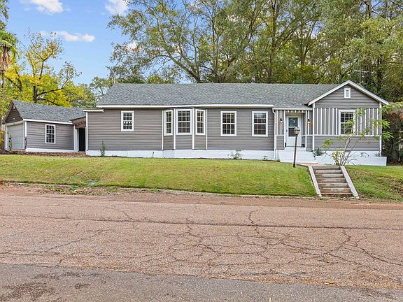 3rd image of 4098 Pine Hill Dr