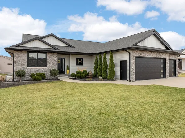 3025 Valley Ct, Hiawatha, IA 52233