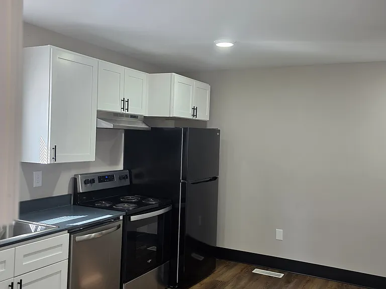 325 Trinity Ln — Photo 6