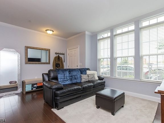 3rd image of 2 Wisteria Ln