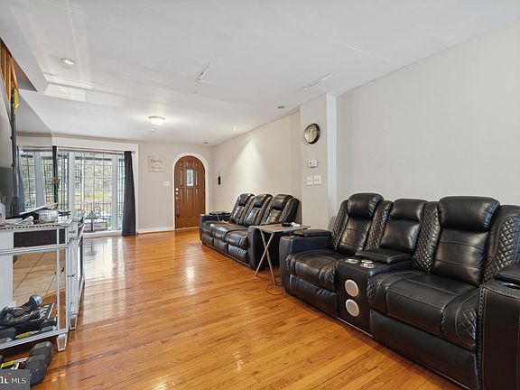4th image of 435 W Abbottsford Ave