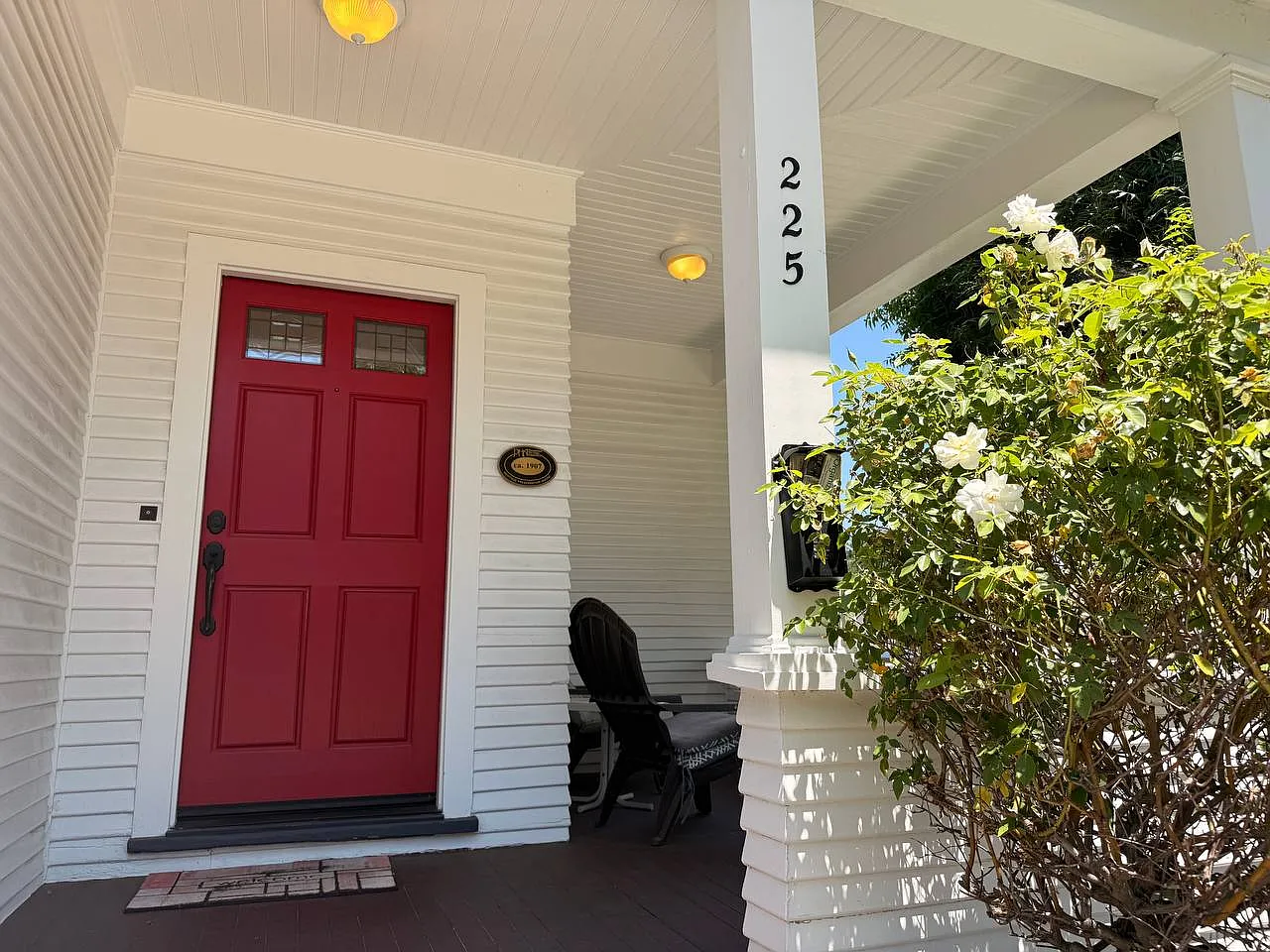 225 W Angela Street — Photo 2