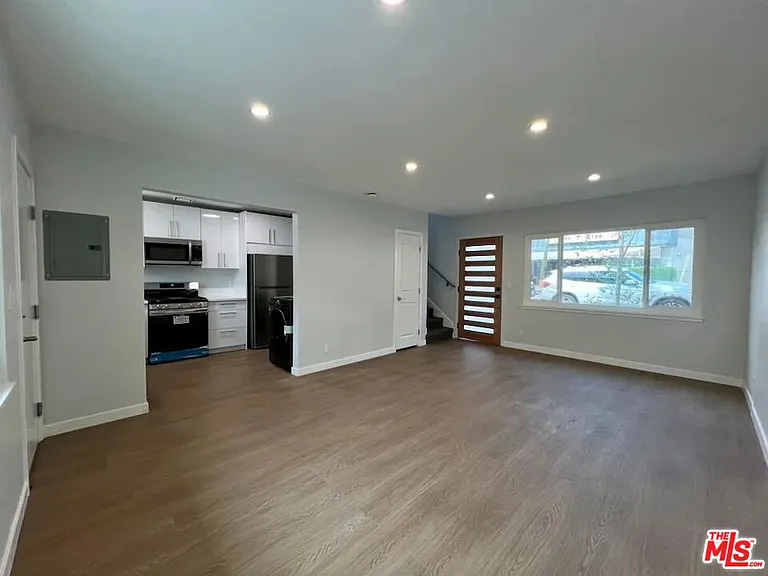 903 S Barrington Ave — Photo 12