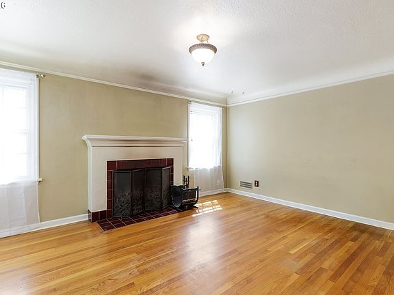 3rd image of 232 NE Russet St