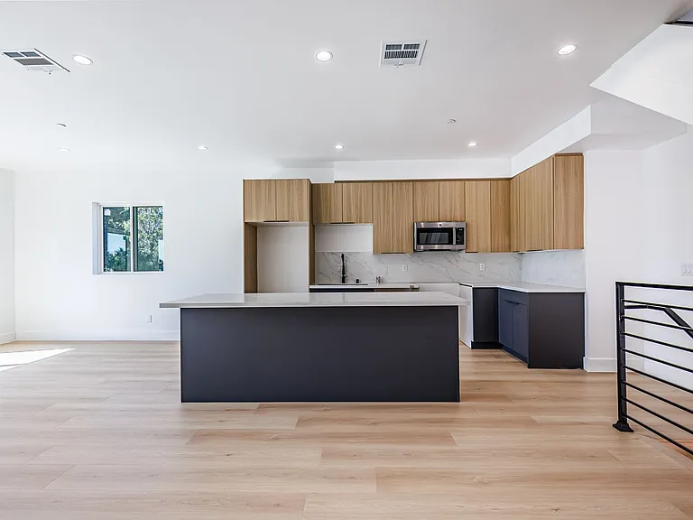 1330 S. Longwood Ave. — Photo 86
