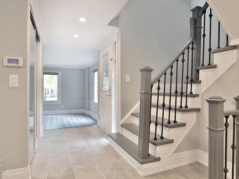 1021 Runnymead Cres — Photo 3