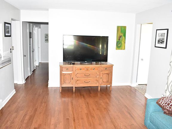 2nd image of 1800 Hillcrest St