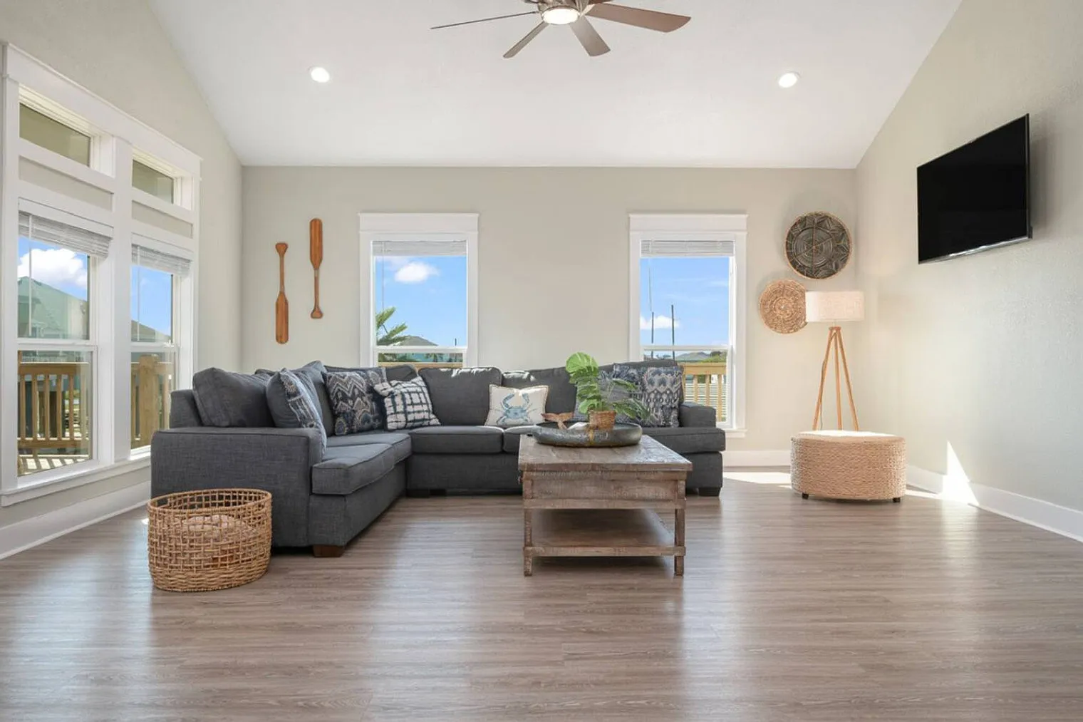 3 bed, 2.0 bath, 1571 sqft, $2,925 — Photo 1