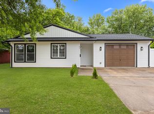 61 Orangewood Dr, Levittown, PA 19057