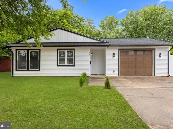 61 Orangewood Dr, Levittown, PA 19057