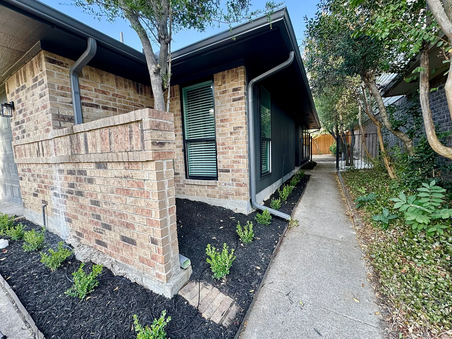 2 bed, 1098 sqft, $2,100 — Photo 3