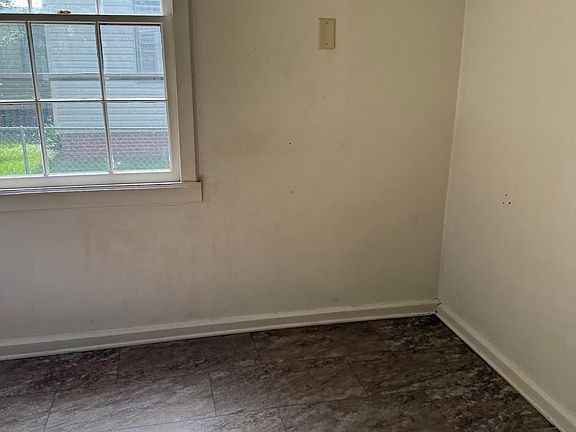 5th image of 502 E Myrtle Ave