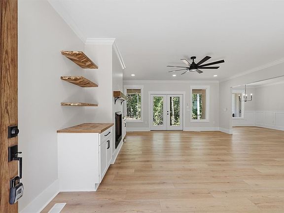 4th image of 420 Lakeside Dr