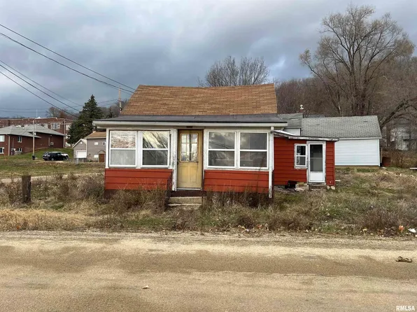 900 Bowen St, Savanna, IL 61074