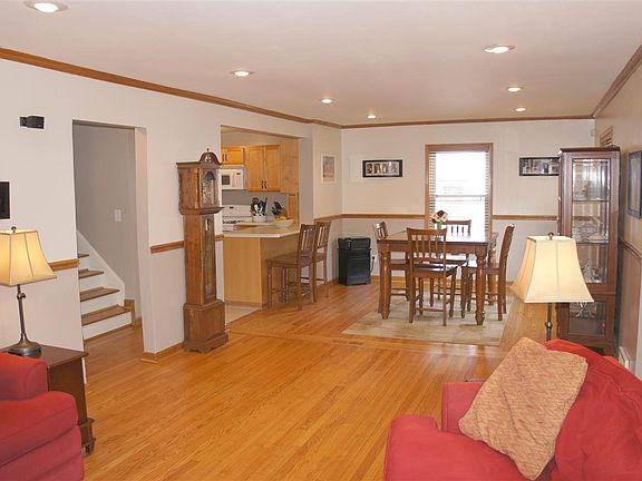 3rd image of 521 E Woodside St