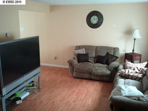 3rd image of 2 Park Ln