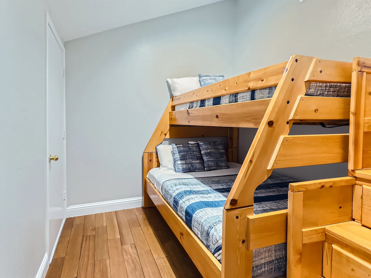 2 bed, 2350 sqft, $5,000 — Photo 3