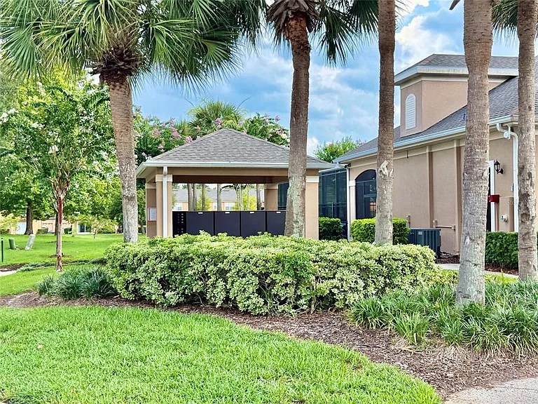 1720 Retreat View Cir — Photo 30