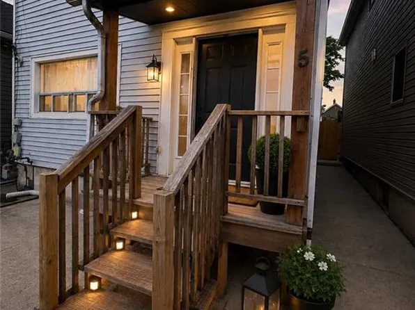 5 Rowanwood St, Hamilton, ON L8L 7H1