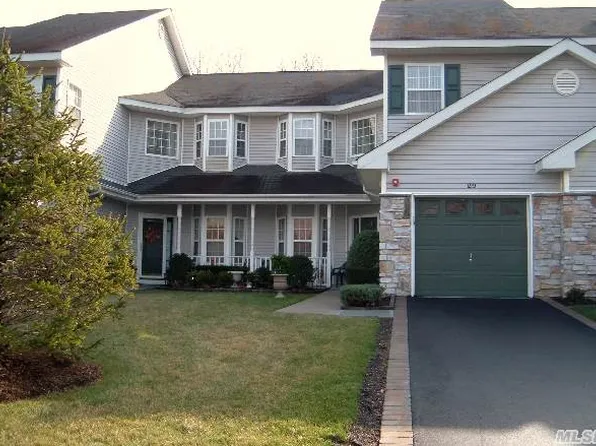 29 Willow Wood Dr, East Setauket, NY 11733