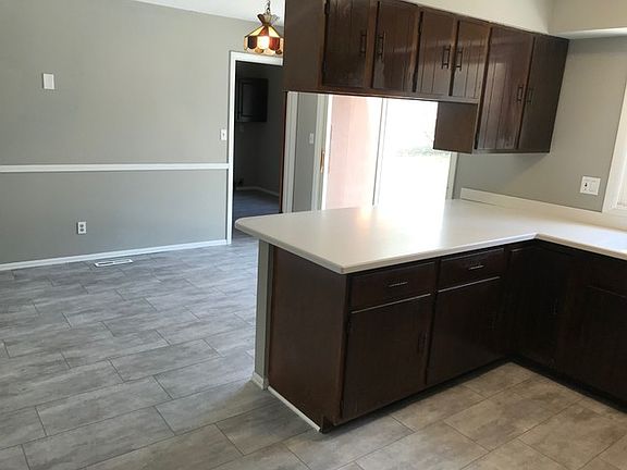 5th image of 1002 Essex Ct
