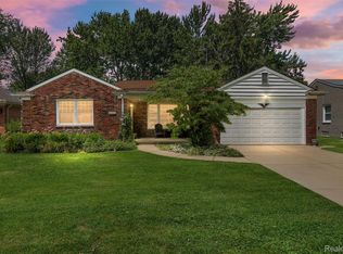 21235 River Rd, Grosse Pointe Woods, MI 48236
