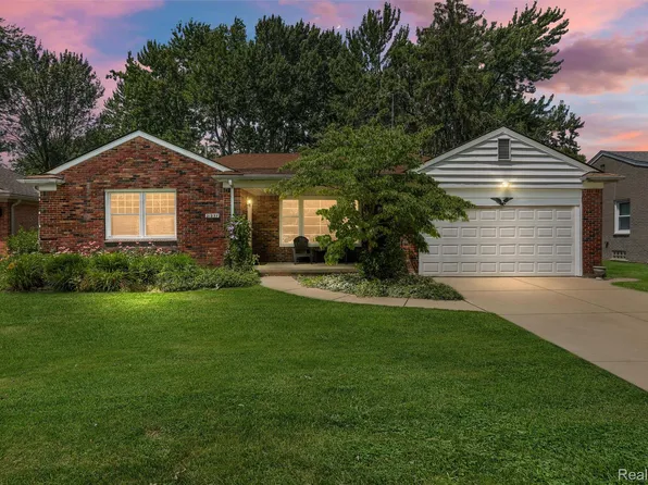 21235 River Rd, Grosse Pointe Woods, MI 48236