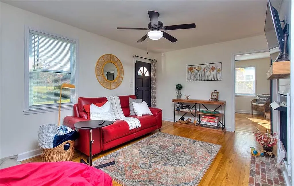 2 bed, 1.0 bath, 899 sqft, $2,250 — Photo 3