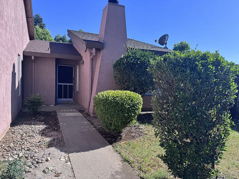 1138 Forestwood Dr — Photo 3