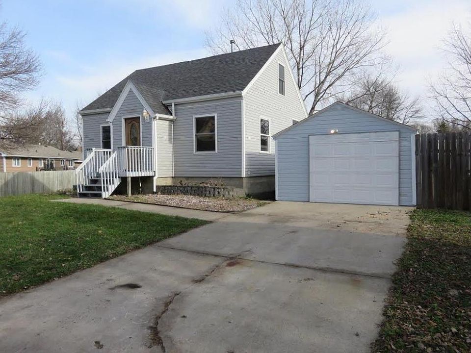 1st image of 703 Vine Ct W