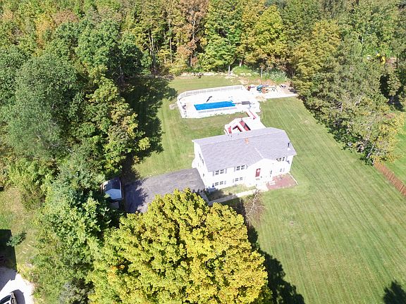 4th image of 32 Deerfield Dr