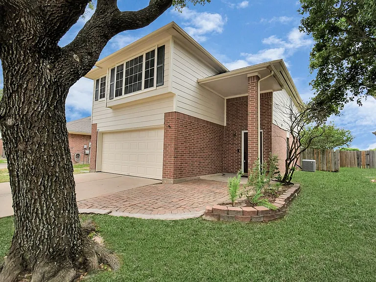 3919 Rolling Springs Ln — Photo 3