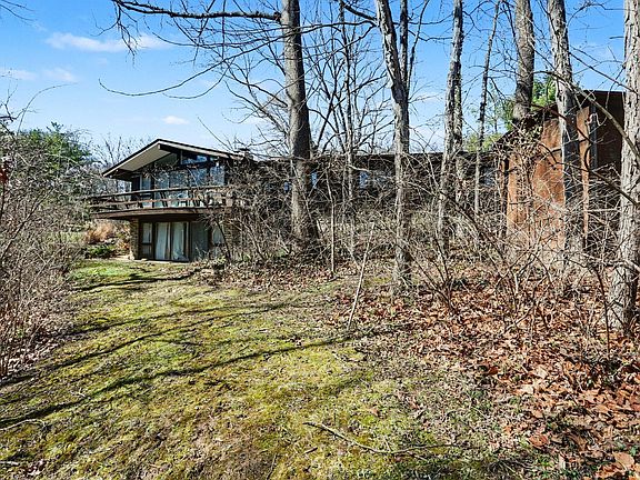 5th image of 820 Old Woods Rd